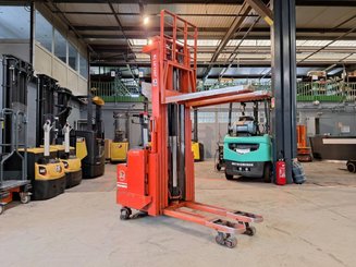Stacker com condutor a pé BT LSF 1250 EE - 6