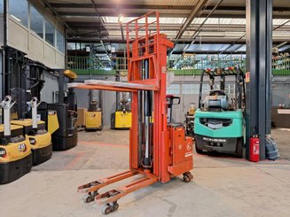 Stacker com condutor a pé BT LSF 1250 EE - 11