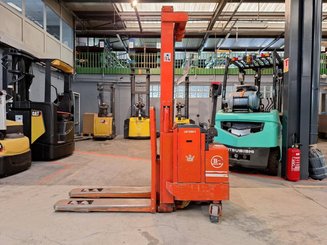 Stacker com condutor a pé BT LSF 1250 EE - 5