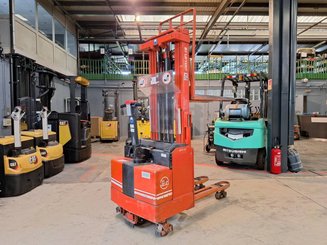 Stacker com condutor a pé BT LSF 1250 EE - 8