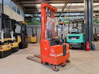 Stacker com condutor a pé BT LSF 1250 EE - 4