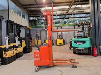 Stacker com condutor a pé BT LSF 1250 EE - 7