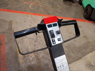 Stacker com condutor a pé BT LSF 1250 EE