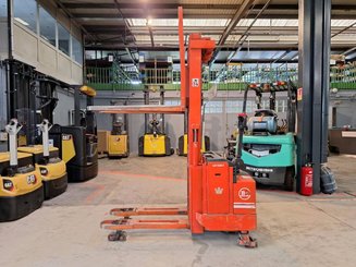 Stacker com condutor a pé BT LSF 1250 EE - 10