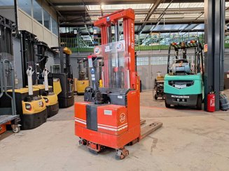 Stacker com condutor a pé BT LSF 1250 EE - 3