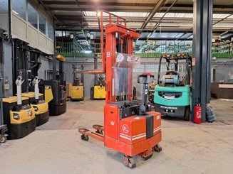 Stacker com condutor a pé BT LSF 1250 EE