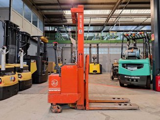 Stacker com condutor a pé BT LSF 1250 EE - 2