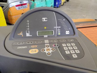 Empilhador retráctil Crown ESR5000 2.0