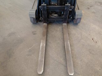Empilhador retráctil Crown ESR5000 2.0