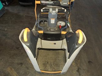 Porta-paletes eléctrico com condutor transportado Crown WT3040