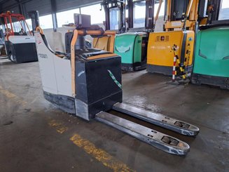 Porta-paletes eléctrico com condutor transportado Crown WT3040