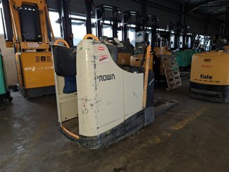 Porta-paletes eléctrico com condutor transportado Crown WT3040