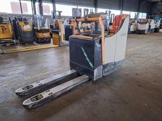 Porta-paletes eléctrico com condutor transportado Crown WT3040