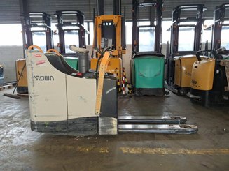 Porta-paletes eléctrico com condutor transportado Crown WT3040