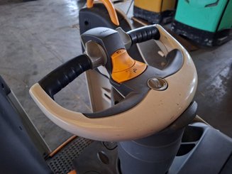 Porta-paletes eléctrico com condutor transportado Crown WT3040