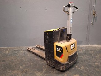 Porta-paletes eléctrico com condutor a pé Caterpillar NPP20N2