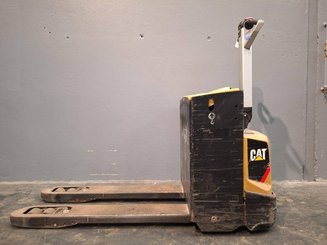 Porta-paletes eléctrico com condutor a pé Caterpillar NPP20N2