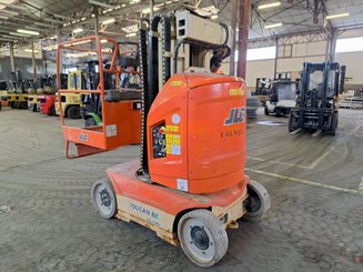 Plataforma com mastro vertical JLG TOUCAN 8E
