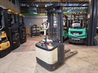 Stacker com condutor a pé Crown WE2300-16
