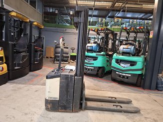 Stacker com condutor a pé Crown WE2300-16