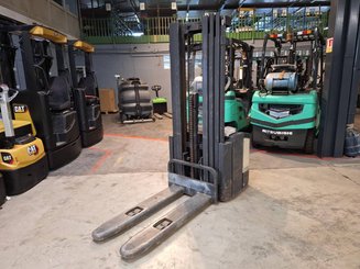 Stacker com condutor a pé Crown WE2300-16