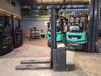 Stacker com condutor a pé Crown WE2300-16