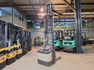 Stacker com condutor a pé Crown WE2300-16