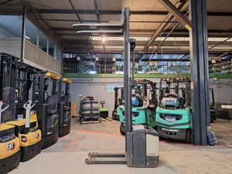 Stacker com condutor a pé Crown WE2300-16