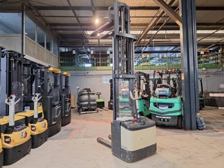 Stacker com condutor a pé Crown WE2300-16