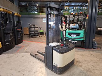 Stacker com condutor a pé Crown WE2300-16