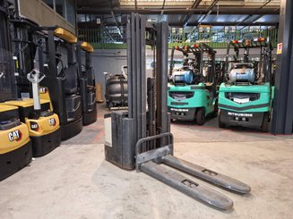 Stacker com condutor a pé Crown WE2300-16