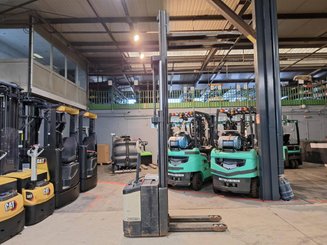 Stacker com condutor a pé Crown WE2300-16