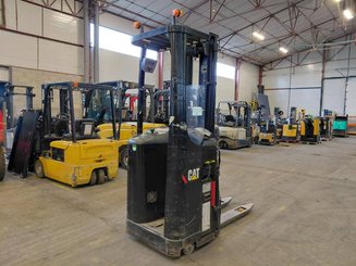 Stacker com condutor transportado Caterpillar NSR16N