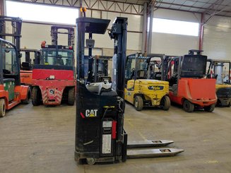 Stacker com condutor transportado Caterpillar NSR16N