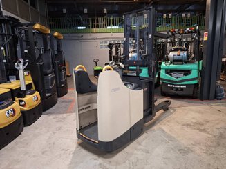 Stacker com condutor transportado Crown DT3040