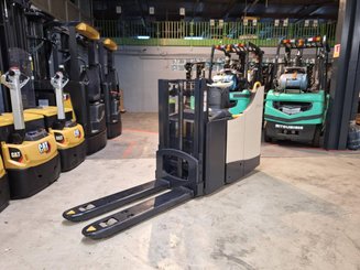 Stacker com condutor transportado Crown DT3040