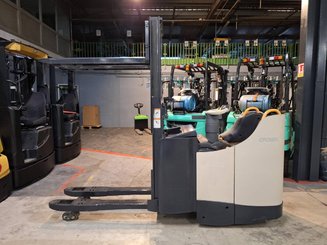 Stacker com condutor transportado Crown DT3040