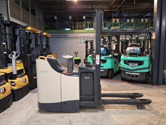 Stacker com condutor transportado Crown DT3040