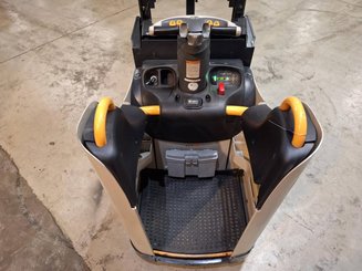 Stacker com condutor transportado Crown DT3040