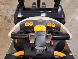 Stacker com condutor transportado Crown DT3040