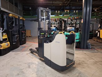 Stacker com condutor transportado Crown DT3040