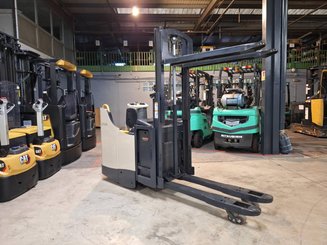 Stacker com condutor transportado Crown DT3040
