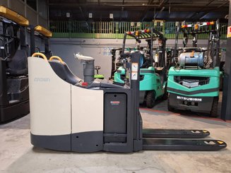 Stacker com condutor transportado Crown DT3040
