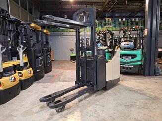Stacker com condutor transportado Crown DT3040