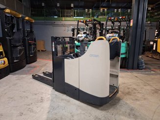 Stacker com condutor transportado Crown DT3040
