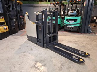 Stacker com condutor transportado Crown DT3040