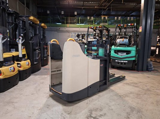 Stacker com condutor transportado Crown DT3040 - 1