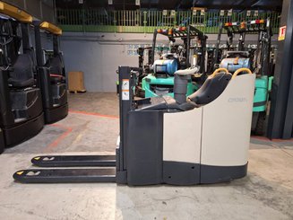 Stacker com condutor transportado Crown DT3040
