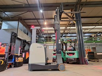 Empilhador retráctil Crown ESR5260-2,0
