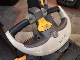 Porta-paletes eléctrico com condutor transportado Crown WT3040 2.00